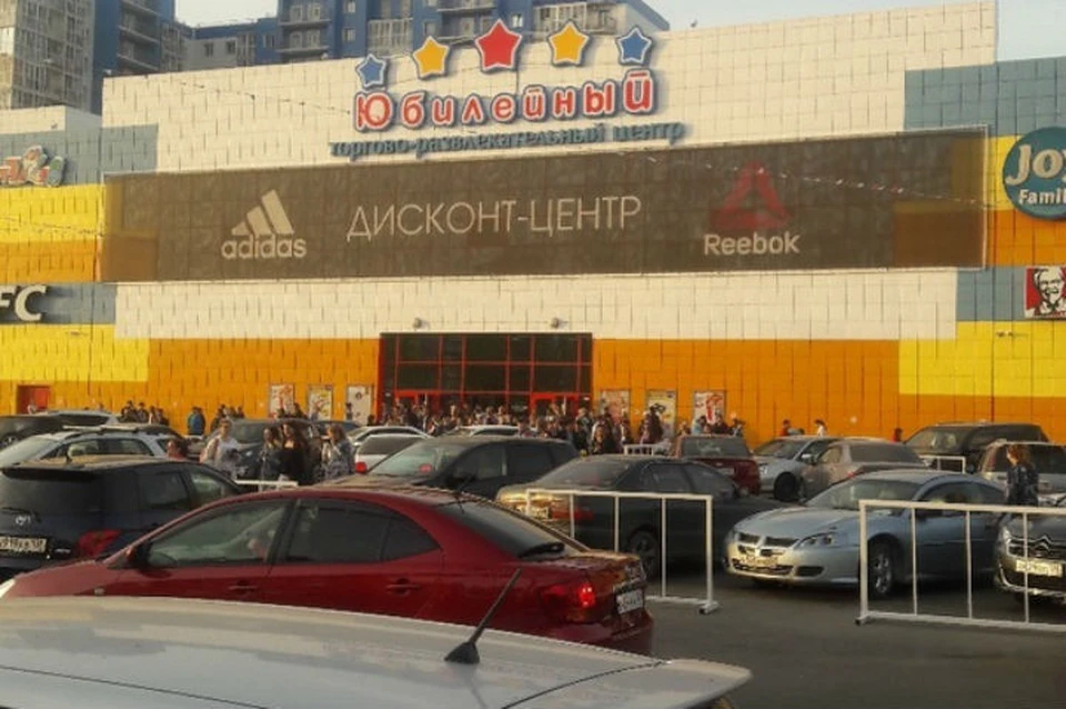 Массовая эвакуация из торговых центров в Иркутске, произошла из-за сообщений о «минировании». Фото: группа "ДТП 38RUS"