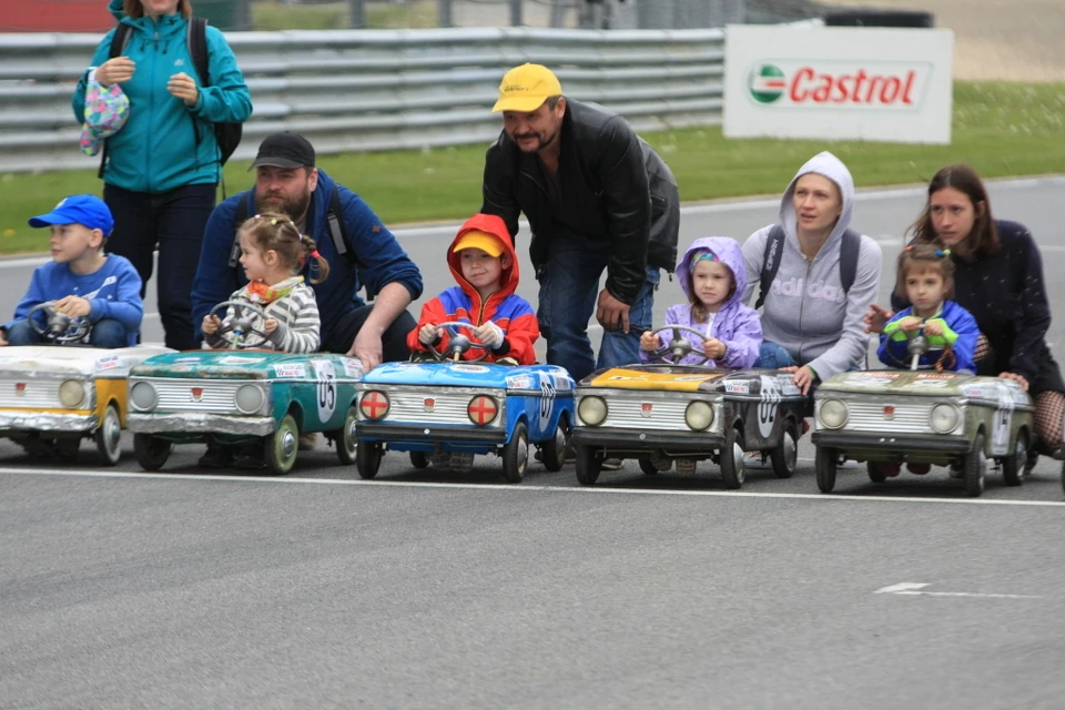 Самым трогательным этапом фестиваля стали детские заезды на педальных машинках на трассе «Формулы-1»