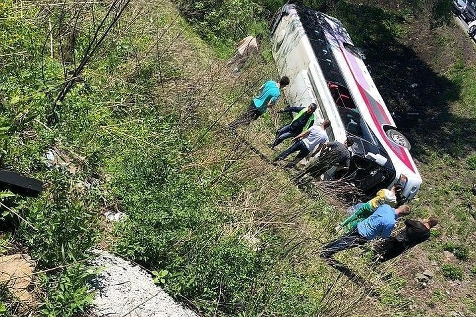 В результате ДТП пострадали 20 пассажиров автобуса, двое погибли.