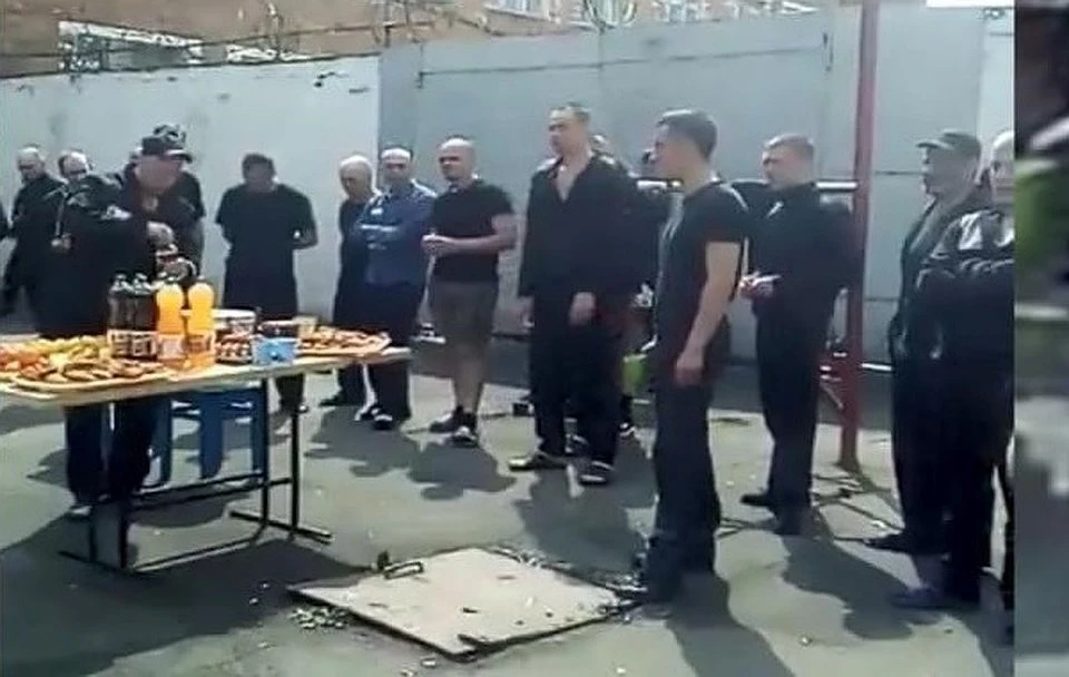 48-летний мужчина отбывал наказание в ИК №2 города Ливны, в одночасье «прославившейся» на всю страну