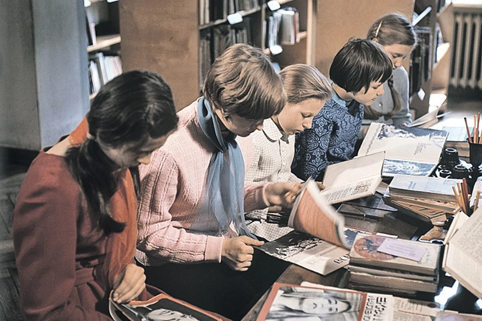 Фото времен «нерушимого» СССР: каунасские школьники в детской библиотеке. Каунас, Литва, 1972 год.