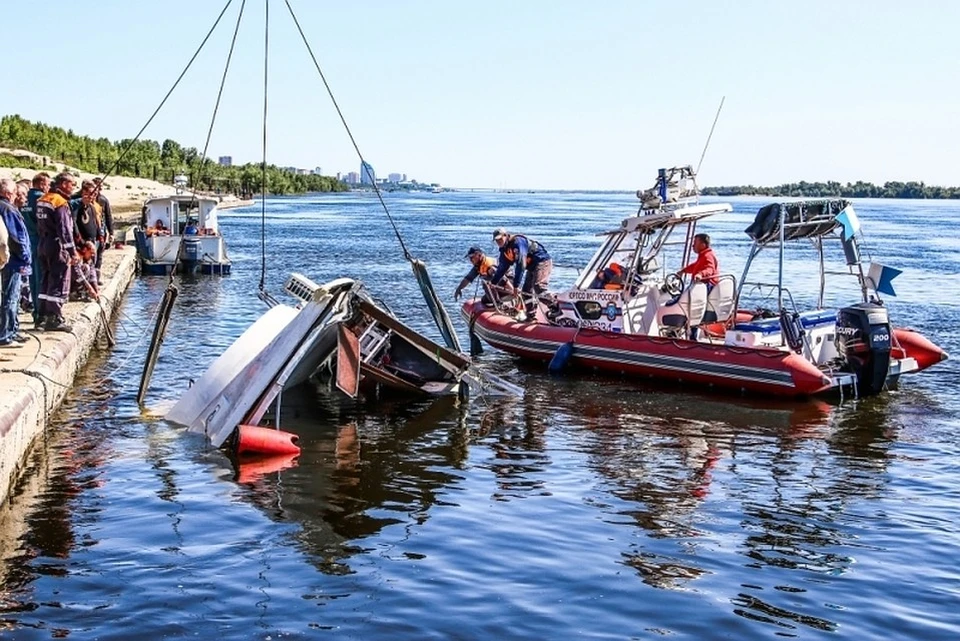 С катамараном ушли под воду 16 человек, и только пятеро из них спаслись. Капитан не заметил в ночи огромную баржу на Волге.