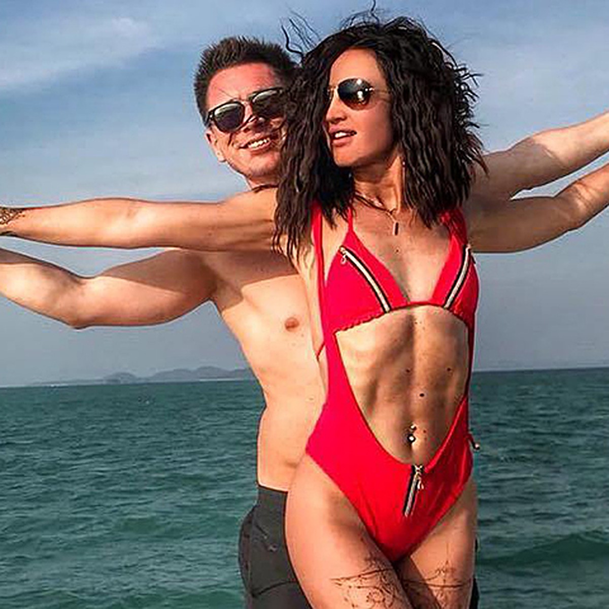 Әйелдің досы абайсызда күйеуімен жыныстық қатынасқа түскен. Бекер ұшақта әдемі қыздардың порносын тағы да көріп отыр