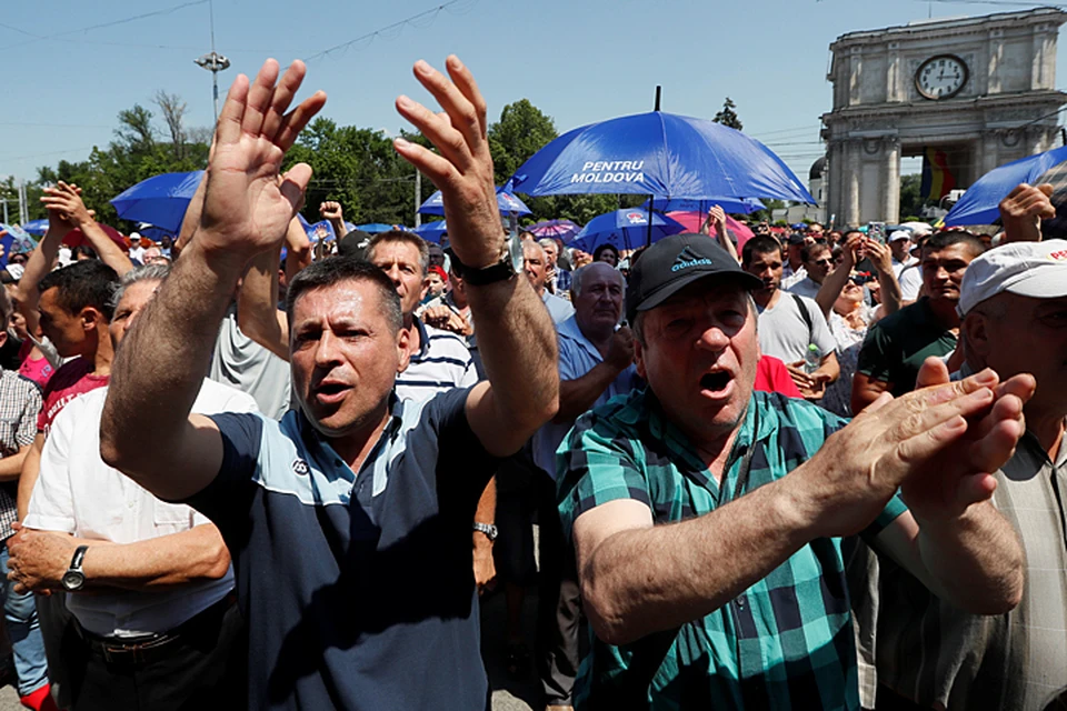 В данный момент в Кишиневе собираются сторонники Демократической партии, которая выступает против президента Додона