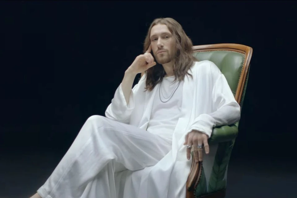 В новом клипе Сергея Шнурова звучат слова про Иисуса