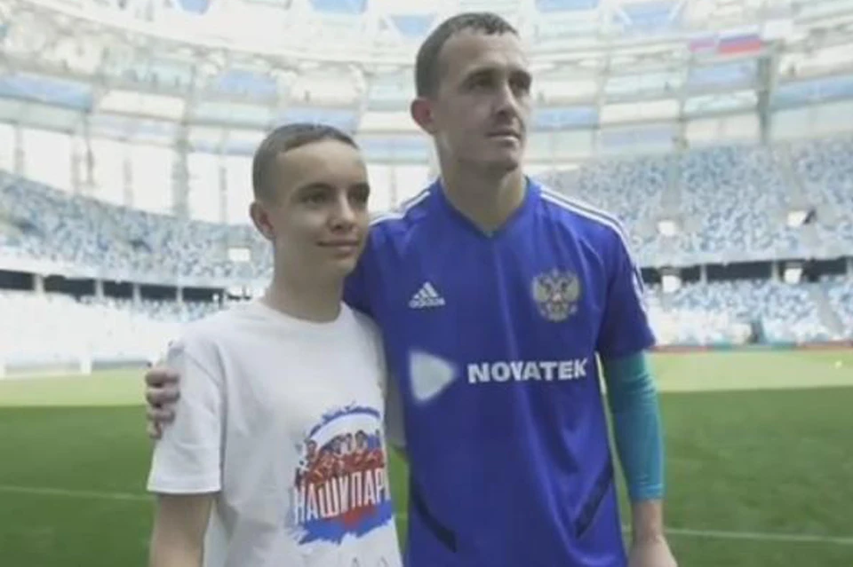 Нижегородскому подростку организовали встречу с футболистом Андреем Луневым.