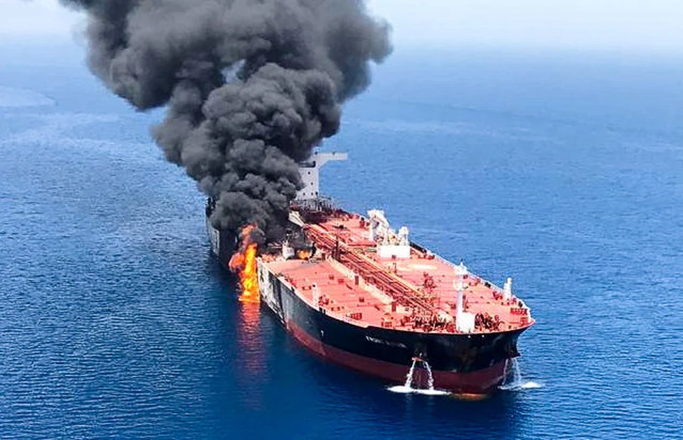 Пожар на нефтеналивном танкере Front Altair.