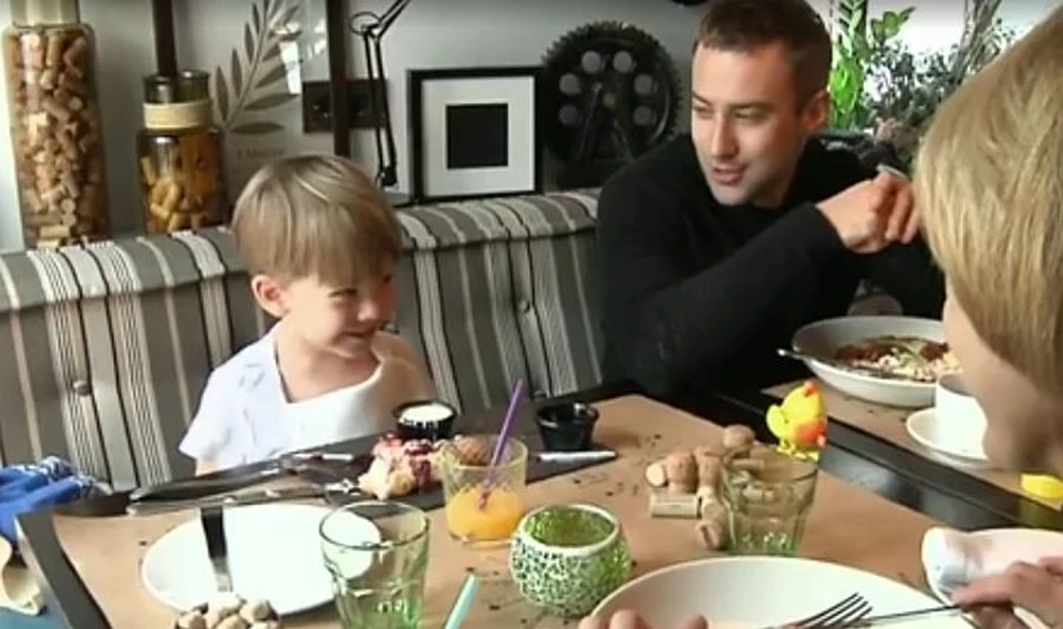 В Инстаграме Дмитрий признался, что ему не удается быть строгим отцом. Фото: кадр видео.