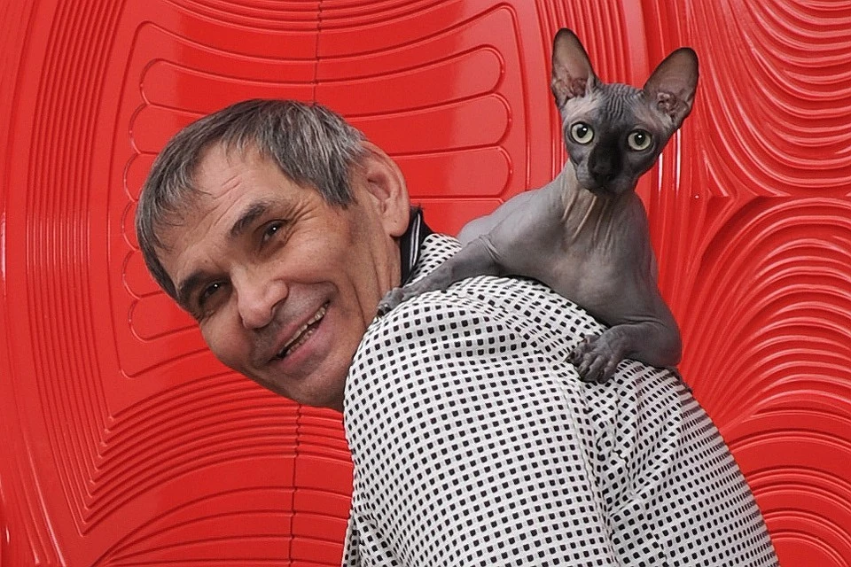Бари Алибасов с котом Чучей.