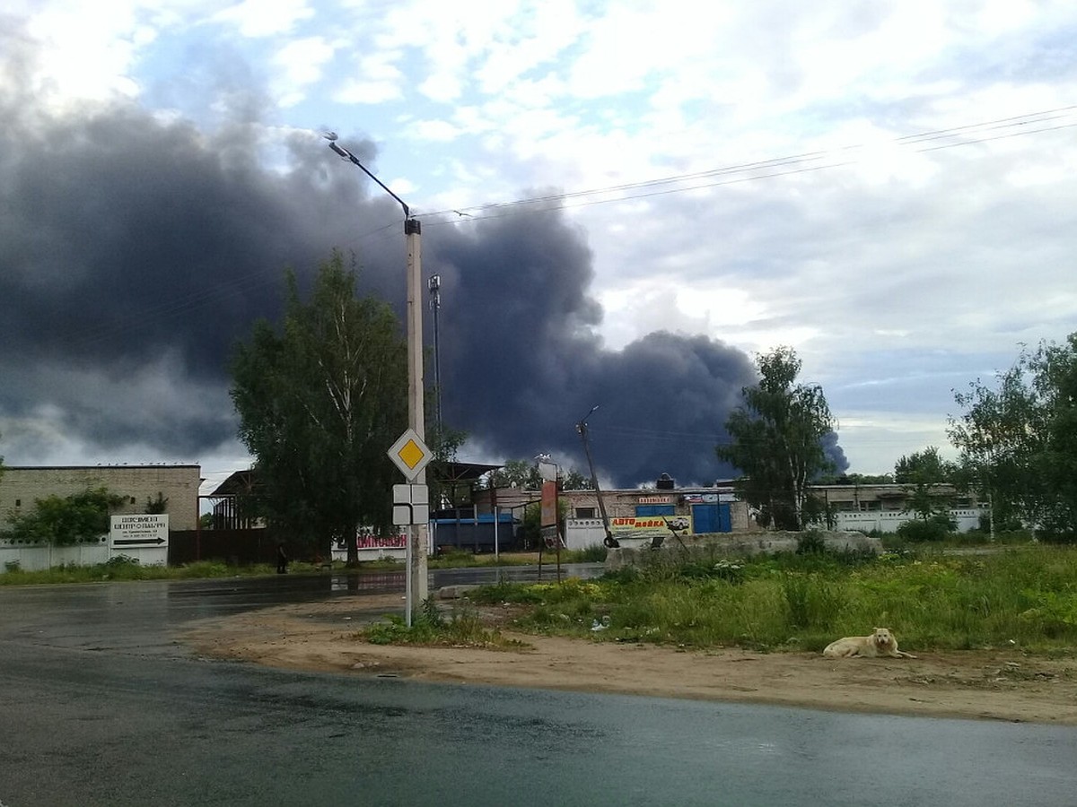 Огромный пожар бушует на складах с пластиком в Кимрах Тверской области -  KP.RU