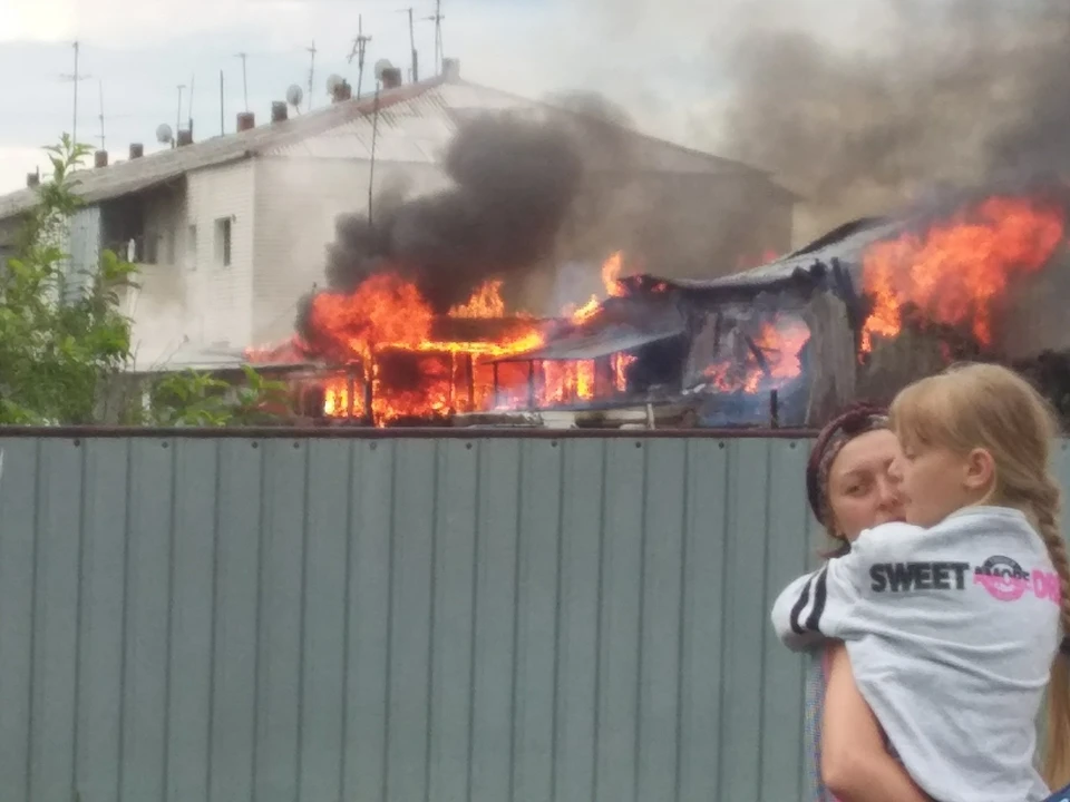 Удар молнии спалил частный дом в кузбасском городе. ФОТО: vk.com, "Подслушано Топки", Дмитрий Балан.