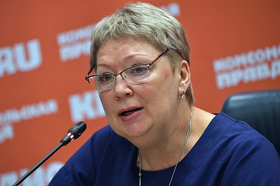 Ольга Васильева пообещала снизить отчетность педагогов в школе
