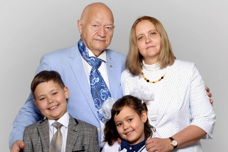 Профессор Жданов с супругой Светланой, младшим сыном Ильей, дочкой Дария Бану. Фото: Личный архив