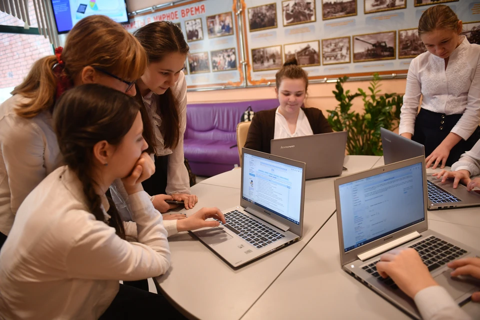 Ученики школы #627, которая одной из первых стала участницей проекта "Московская электронная школа", на занятиях.