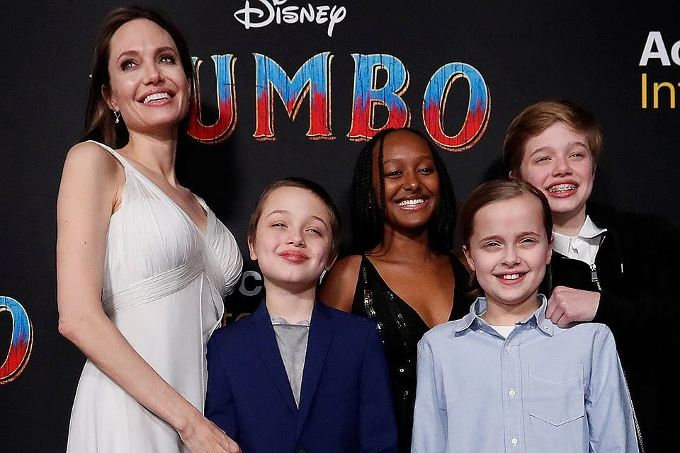 Анджелина Джоли с детьми на премьере фильма "Джамбо".