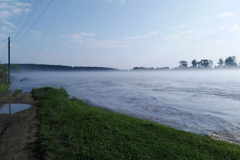 Уровень воды в реке Иркут повышается, под угрозой подтопления пригороды Иркутска.