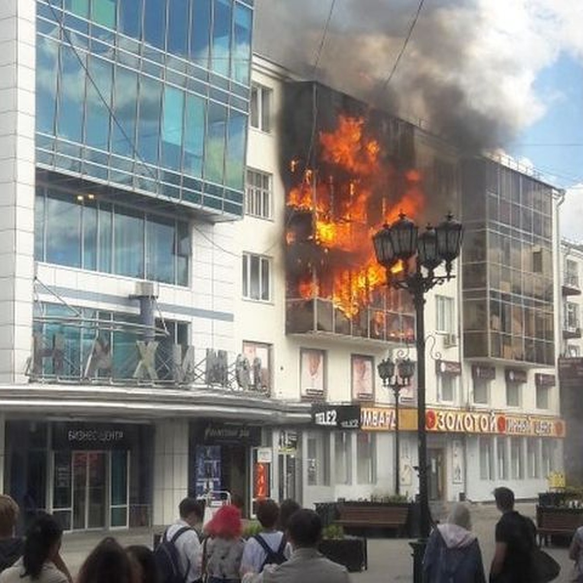 В жилом доме на Вайнера загорелось несколько этажей: прямая трансляция -  KP.RU