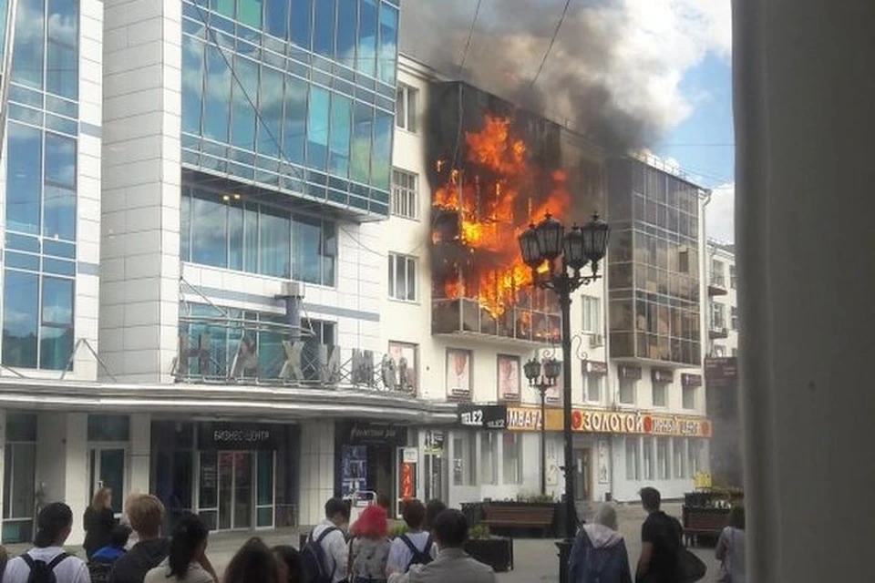 Пламя захватило три этажа. Фото: Инцидент.Екатеринбург, vk.com