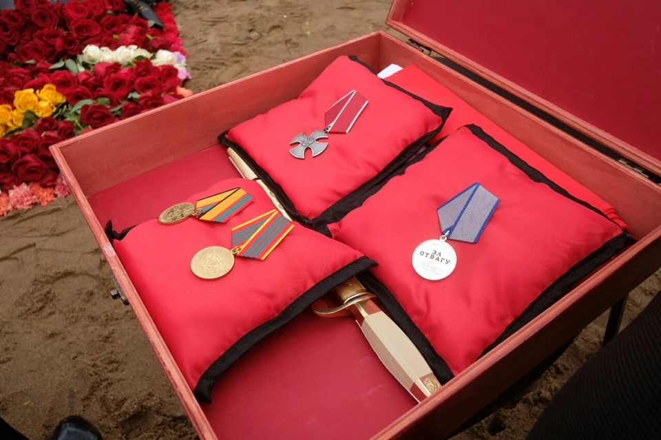 Семьям моряков, погибших на подлодке, передали высшие награды