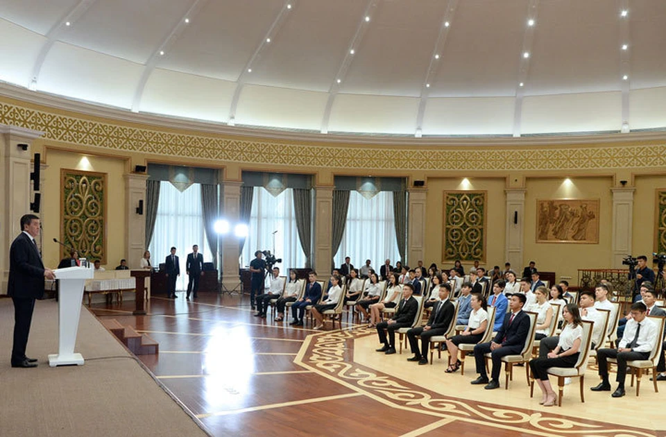 Президент поздравил детей с успешным окончанием учебы.