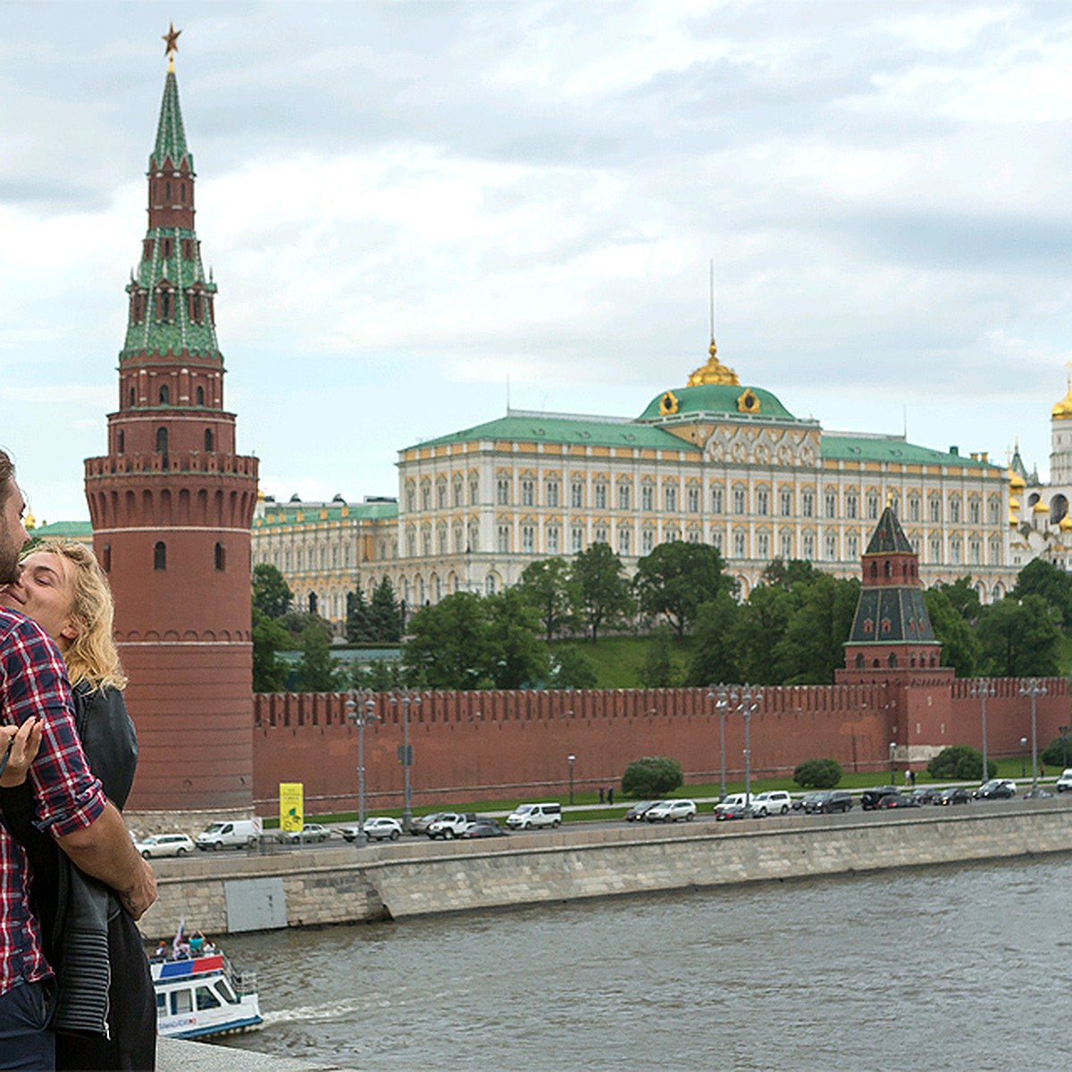 10 самых романтичных мест Москвы: На Третьяковском мосту - «замки любви», а  на ВДНХ - «Сад молодоженов» - KP.RU