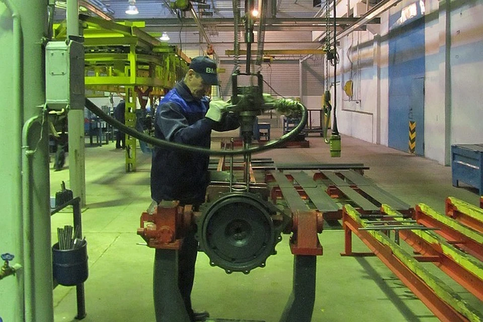 Работать на заводе не всегда престижно, зато платить могут неплохо. Но айтишникам все же больше.