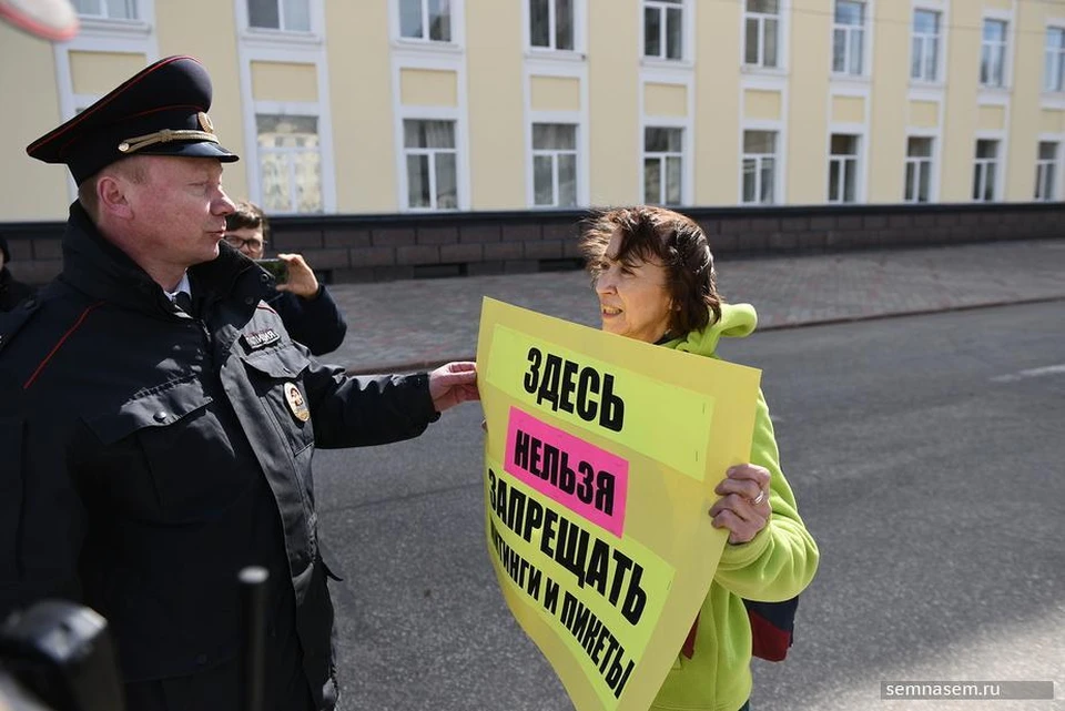 Вера Терешонкова пыталась провести одиночный пикет на Стефановской площади, и была задержана сотрудниками правоохранительных органов. Фото: www.7x7-journal.ru