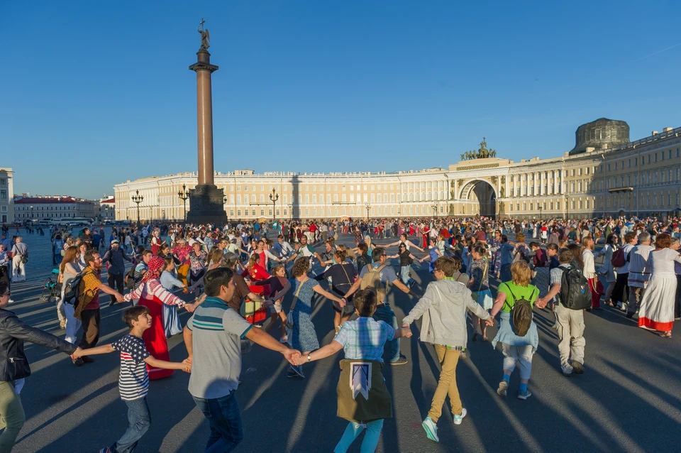 Фестиваль «Хороводы России» на Дворцовой площади Санкт-Петербура.