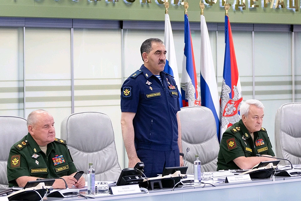 Генерал-лейтенант Юнус-Бек Евкуров в Министерстве обороны будет отвечать за боевую подготовку и безопасность полетов.