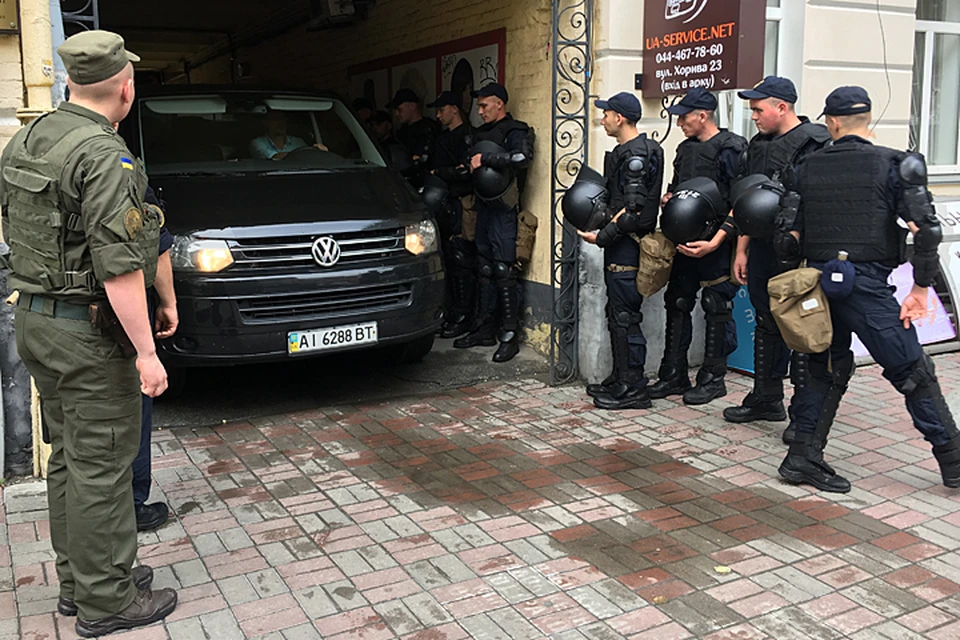 К суду, где должны были освободить из-за под стражи арестованного больше года назад главреда «РИА Новости-Украина» Кирилла Вышинского, подогнали десятки полицейских. Часть из них пряталась в подворотне. Фото: Анастасия МАТВЕЕВА