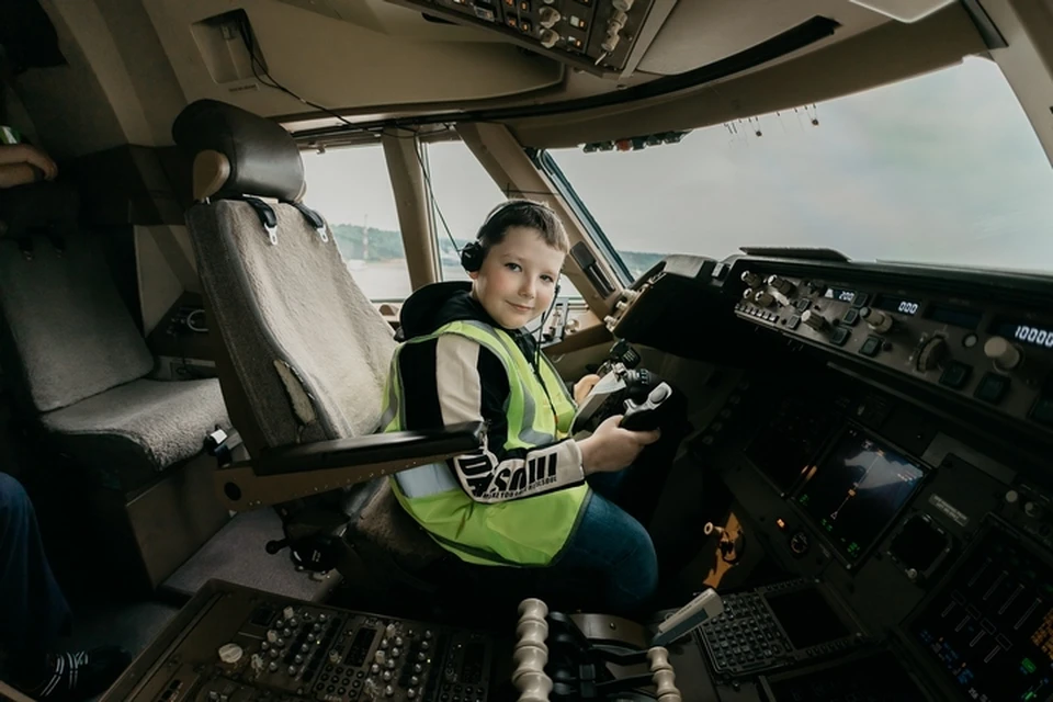 Красноярский особенный мальчик на целый час стал пилотом «Боинга» и совершил кругосветное путешествие. Фото: ресурсный центр «Добровольчество»