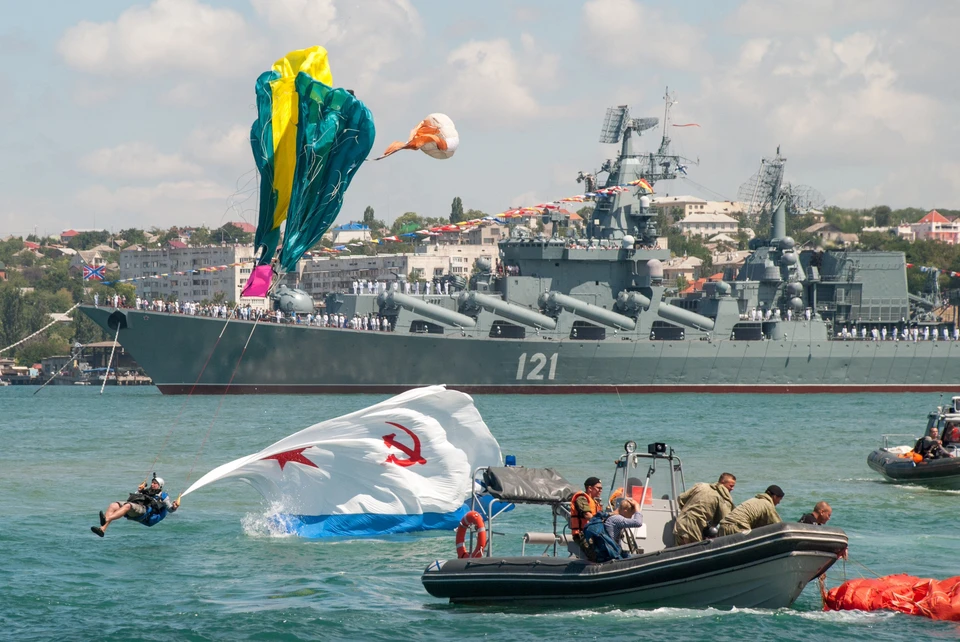 Главное действо Дня ВМФ в Крыму - парад кораблей и показательные выступления в Севастопольской бухте