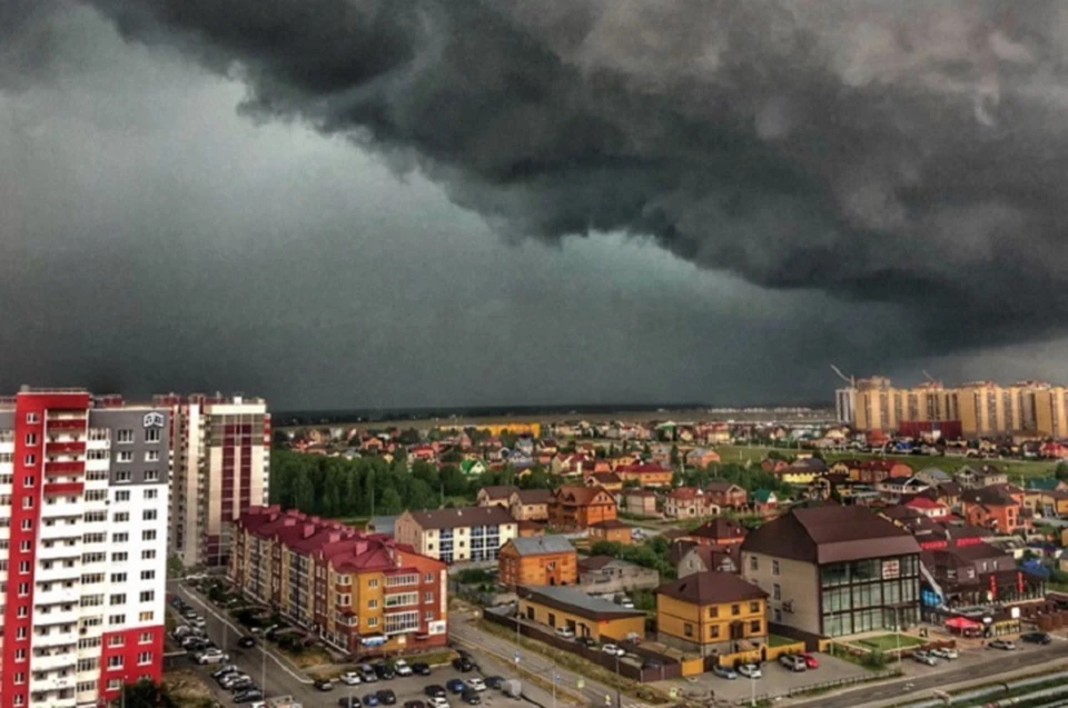Перед бурей небо над Тюменью почернело. Фото из соцсети ВКонтакте