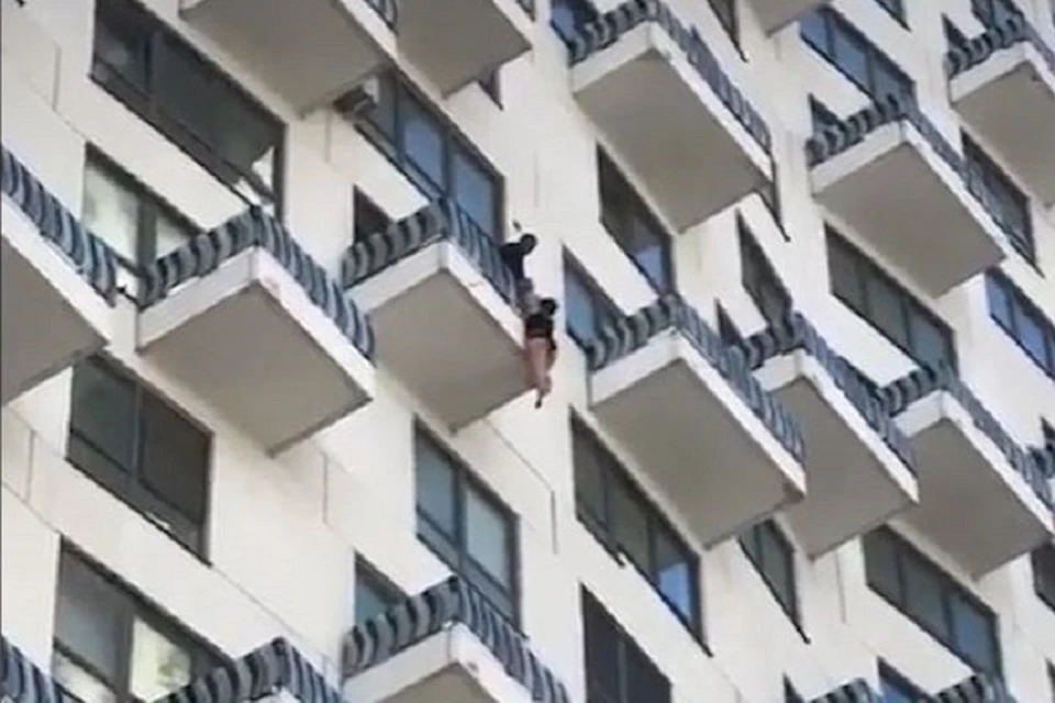 Мужчина не смог затащить свою жену обратно на балкон