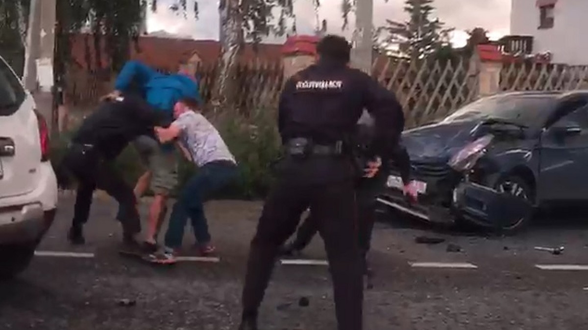«Дали бы ему по башке!»: появилось видео задержания нарко-водителя  каршерингового авто в Казани - KP.RU
