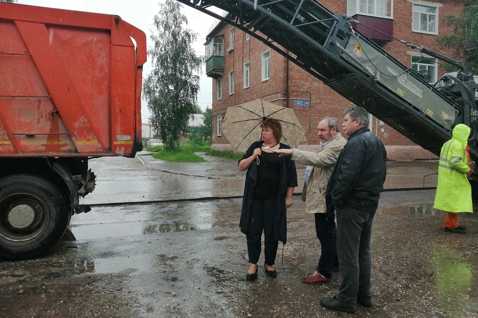 Мэр Наталья Паншина контролирует дорожный ремонт в городе. Фото: www.rkomi.ru