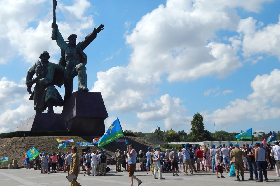 В самом начале торжества были возложены цветы к памятникам воинской славы.
