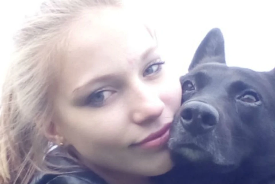 Вика и ее любимица - собачка Варя, которую девочка и ее мама взяли из приюта. Фото: со странички Виктории в "ВКонтакте".
