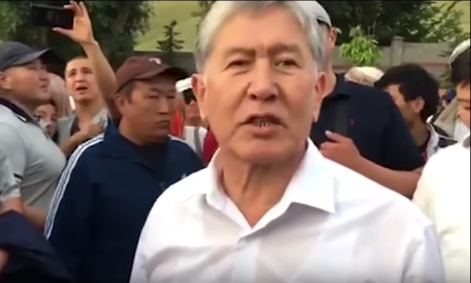 Алмазбека Атамбаева защищают около 400 сторонников.