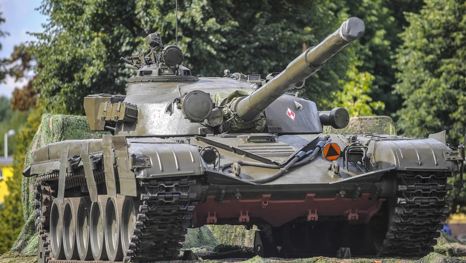 Танк 500 сравнение. Польский танк т-72. Т-72м1 Польша. Танк т 72 Польша. Т72м1 польский.