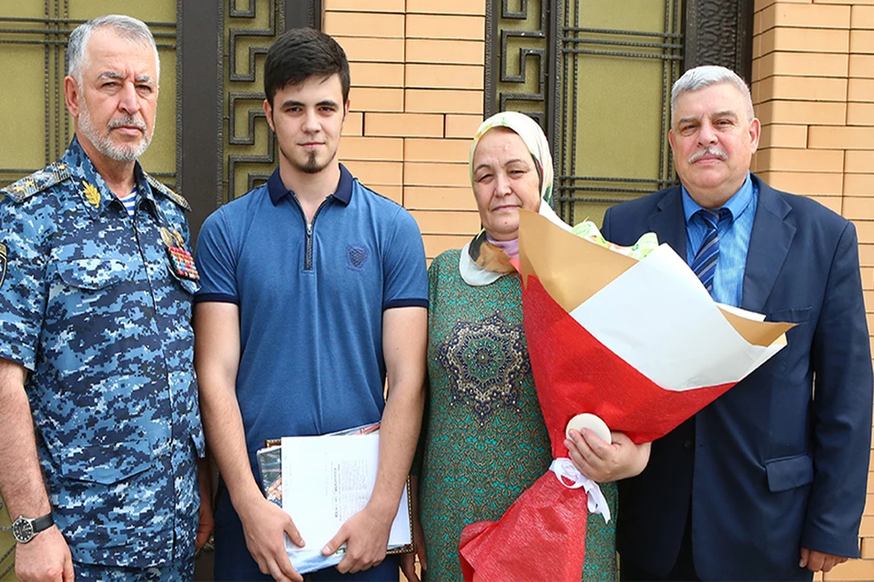 Руслан Алханов (Слева), Асхаб со своей мамой Хавой (по центру), Геннадий Королёв(справа)