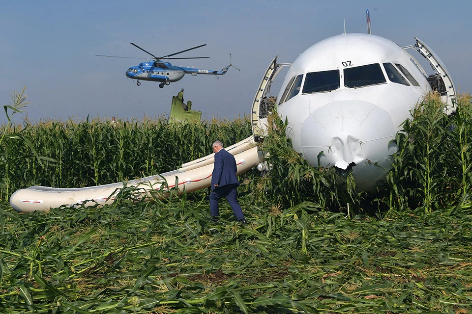 Самолет рейса Москва-Симферополь приземлился в кукурузном поле