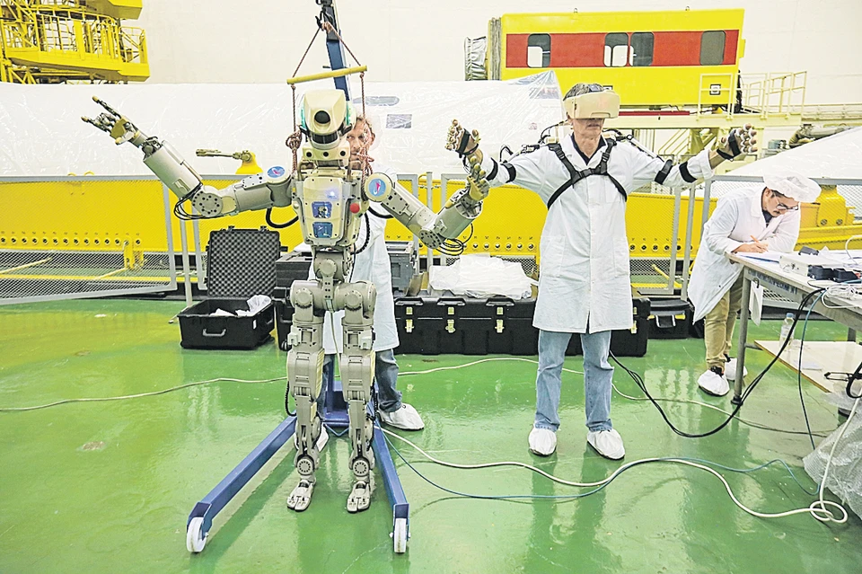 Идеальным вариантом помощника является антропоморфный робот, копирующий действия человека. Фото: пресс-служба "Роскосмоса"