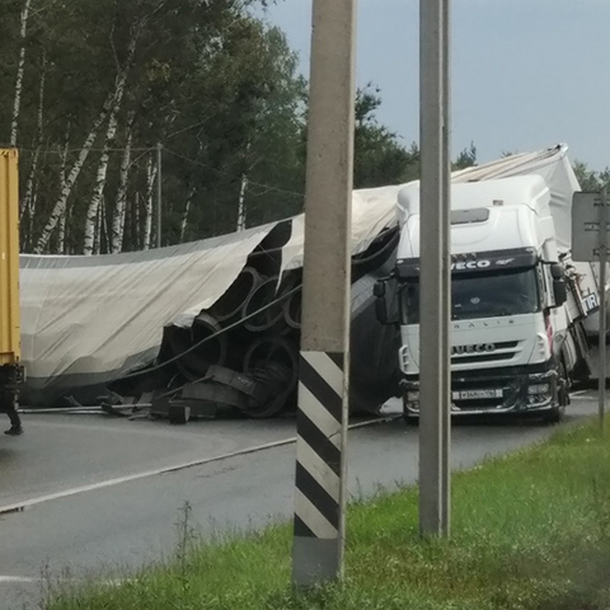 У фуры сложился прицеп»: на повороте на Дзержинск скопилась огромная пробка  из-за ДТП - KP.RU