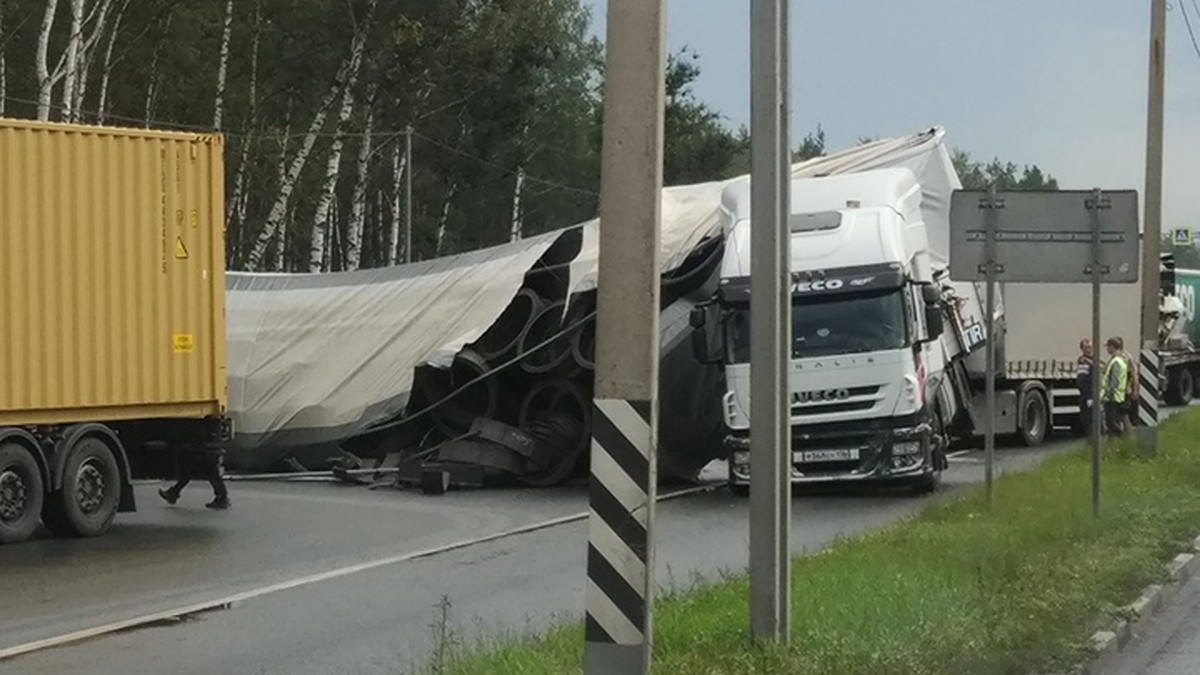 У фуры сложился прицеп»: на повороте на Дзержинск скопилась огромная пробка  из-за ДТП - KP.RU