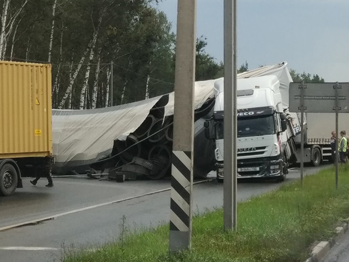 «У фуры сложился прицеп»: на повороте на Дзержинск скопилась огромная  пробка из-за ДТП - KP.RU