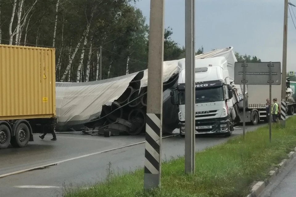 «У фуры сложился прицеп»: на повороте на Дзержинск скопилась огромная пробка из-за ДТП
