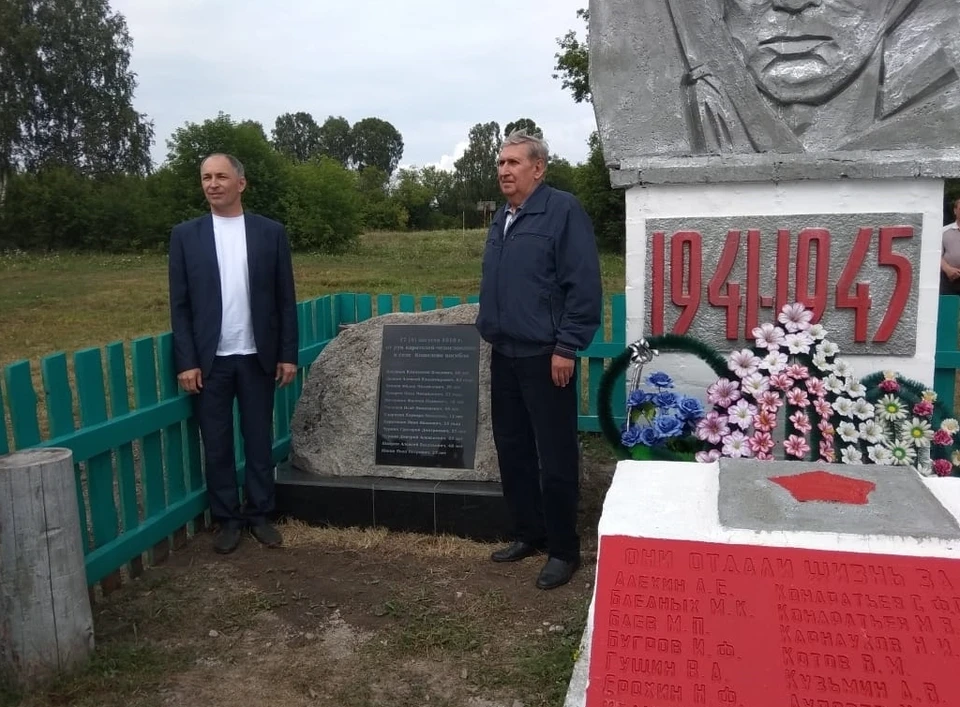 Юрий Печин (слева) и Геннадий Лупарев – родственники казненного Ивана Лупарева стали главными вдохновителями создания памятника