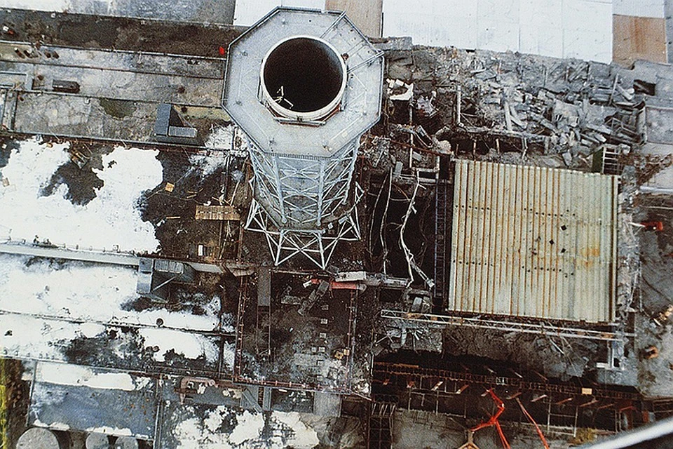 Вид с вертолета на разрушенное помещение энергоблока Чернобыльской АЭС, 1986 год. Фото Валерия Зуфарова /Фотохроника ТАСС/