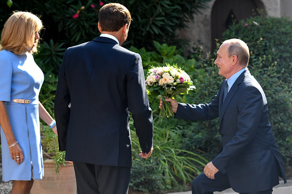 Владимир Путин преподнес цветы супруге президента Франции Бриджит Макрон